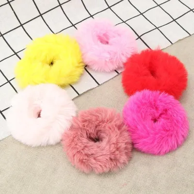 Produktbild von 2 Stück Plüsch-Haargummis für Damen, einfarbige Haarringe und Haarbänder, weiche Scrunchies und elastische Gummibänder für Pferdeschwänze und Dutts, schwarzer Haarschmuck