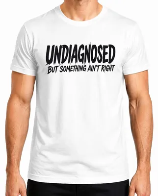 Immagine prodotto di T-shirt da uomo, colore bianco, taglia M, con la scritta: "Non diagnosticato, ma qualcosa non va" (stile sarcastico)