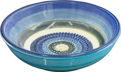 Produktbild von Kaladia Keramik Reibeschüssel blau, weiß, schwarz gestreift - ∅ 17 cm - zum Zerkleinern von Zutaten - handgefertigt und spülmaschinenfest