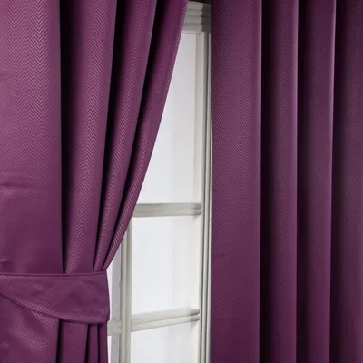 Produktbild von HOMESCAPES Verdunkelungsvorhang Ösen Chevron aubergine 2 Stück 137 x 165 cm