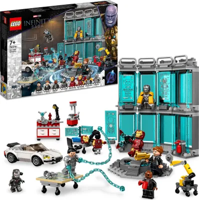 Produktbild von LEGO 76216 Marvel Iron Mans Werkstatt mit 3 Kampf-Anzügen, Spielzeugauto und Roboter, Avengers-Spielzeug zum Bauen, Set mit 5 Minifiguren, Geschenk für Kinder ab 7 Jahren