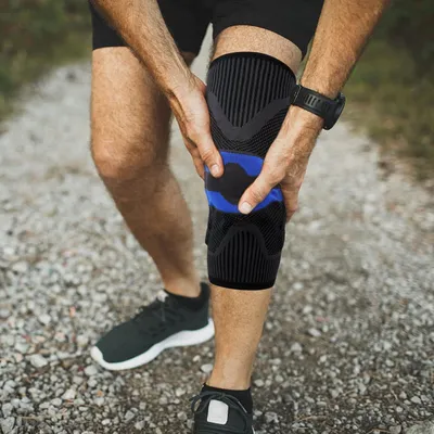 Produktbild von 2 Stück Kniebrace Sportknieunterstützung mit seitlichen Stabilatoren - Knieschmerzen lindern - für Männer und Frauen - XL Kniebrace