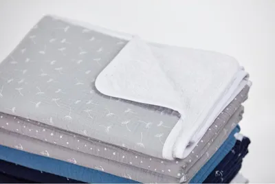 Produktbild von KraftKids Wickelunterlage Musselin grau Pusteblumen 3 Lagen wasserundurchlässig weich Frotte 100% Baumwolle