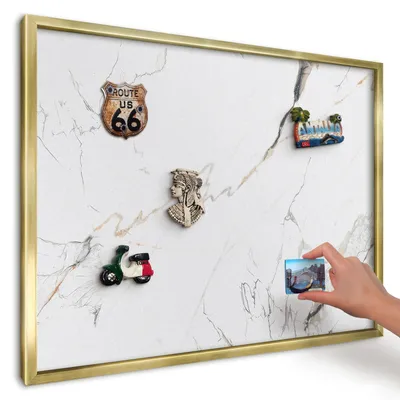 Produktbild von Magnettafel 70x50 cm mit goldenem Rahmen - Magnetische Metalltafel, Magnetpinnwand zur Wandmontage für Wohnzimmer, Küche, Flur, Kinderzimmer und Büro - Moderne Eleganz