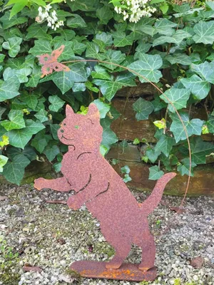 Produktbild von Edelrost stehender Hund mit Schmetterling