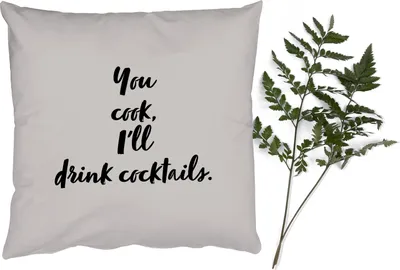 Produktbild von MuchoWow® Zierkissen Sofakissen Wohnzimmer Dekokissen 50x50 cm Zitate - Cocktail - Du kochst, ich trinke Cocktails - Sprichwörter - Kochen - Komfort - Sofakissen