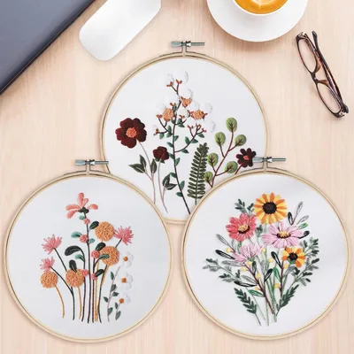 Produktbild von Stickset mit floralem Muster und 2 Bambus-Stickrahmen sowie Anleitung - DIY Kunst-Stickset für Anfänger