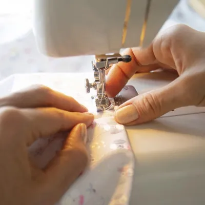 Produktbild von Nähmaschine mit 30 Stichmustern und LCD-Display, einstellbare Geschwindigkeit und Nählicht