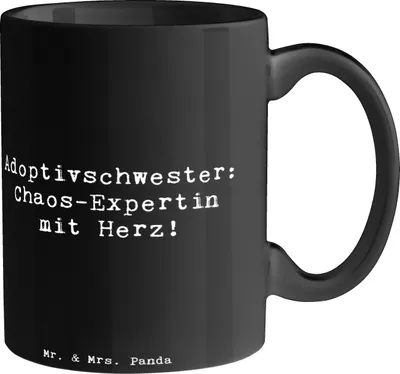 Produktbild von Mr. & Mrs. Panda Kaffeetasse Spruch Adoptivschwester Chaos - Schwarz - Geschenk, schöne tasse, Humor, Kaffeebecher, Geschwisterliebe, Teetasse, handgemacht, Adoption