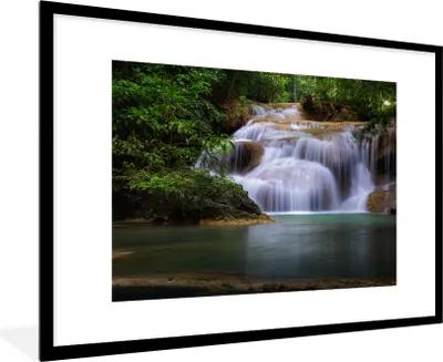 Produktbild von MuchoWow® Gerahmtes Poster Ein hoher Wasserfall über einem ruhigen See im Erawan-Nationalpark, Thailand 90x60 cm - Poster mit Schwarzem Bilderrahmen Wandposter Rahmen Foto Bilder - Wanddekoration - Fotos