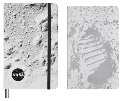 Image de Coffret Moleskine comprenant un cahier et un carnet sur le thème de la NASA, avec un cahier journal à pages blanches au format grand format (13 x 21 cm) et un carnet à pages lignées au format grand format (13 x 21 cm)