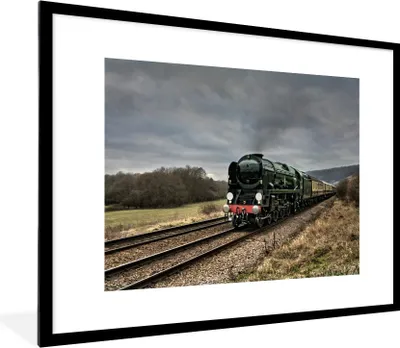 Produktbild von MuchoWow® Gerahmtes Poster Dampfzug bei grauem und bewölktem Himmel 80x60 cm - Poster mit Schwarzem Bilderrahmen Wandposter Rahmen Foto Bilder - Schlafzimmer-Dekorationen - Fotoposter