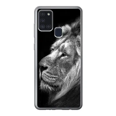 Produktbild von MuchoWow® Handyhülle Schutzhülle Hülle für Samsung Galaxy A21s Löwe vor schwarzem Hintergrund in schwarz und weiß Silikon Softcase Handy Hülle - Hartschale
