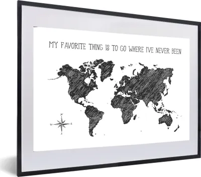 Produktbild von MuchoWow® MuchoWow® Gerahmtes Poster Weltkarte - Schwarz - Weiß - Zitat 60x40 cm - Poster mit zchwarzem Bilderrahmen - Schlafzimmer - Plakat in Rahmen - Drucken