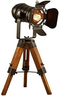 Produktbild von Vintage Stativlampe - Holz Stehlampe Dreibein - Verstellbarer Industrie-Scheinwerfer - Retro Design - EU Stecker 110-240V AC - Schwarzer Schirm braunes Gestell