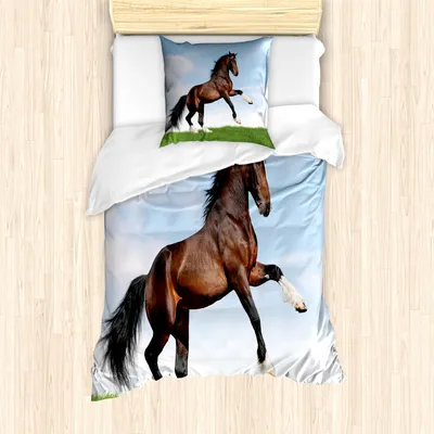 Produktbild von ABAKUHAUS Pferde Mantele, Pferd Pacing auf Gras, Milbensicher Allergiker geeignet mit Kissenbezügen, 135 cm x 200 cm - 80 x 80 cm, Blau, Grün, Braun