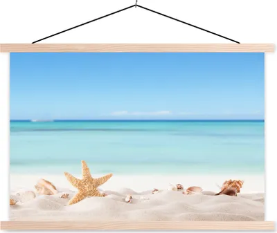 Produktbild von MuchoWow® Textilposter Strand - Meer - Muscheln - Seesterne 120x80 cm mit holzfarbenen Rahmen - Aufhängeset