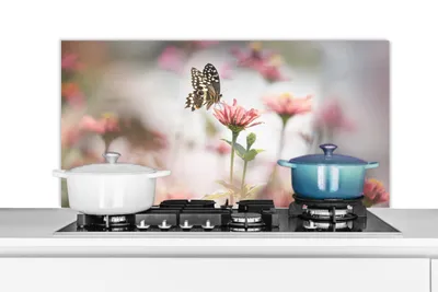 Produktbild von KitchenYeah®  Spritzschutz Küche - Küchenrückwand - Wandschutz für Herd und Spüle - Schmetterling - Blume - Rosa 100x50 - Alu-Dibond (Alternative zum Spritzschutz aus Glas) - Hitzebeständig - Herdspri