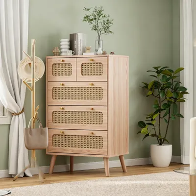 Immagine prodotto di Mobile contenitore INONEFT con 5 cassetti in rattan, ideale come comodino per la camera da letto, mobile moderno per il soggiorno o l'ingresso, dimensioni 60x34x91 cm, finitura noce