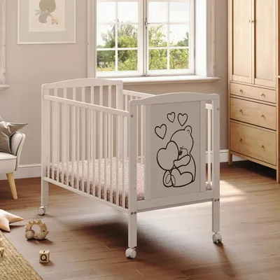 Image de Lit bébé avec matelas Luca-Mia 60 x 120 cm en bois – Ourson aux cœurs + roulettes pratiques incluses