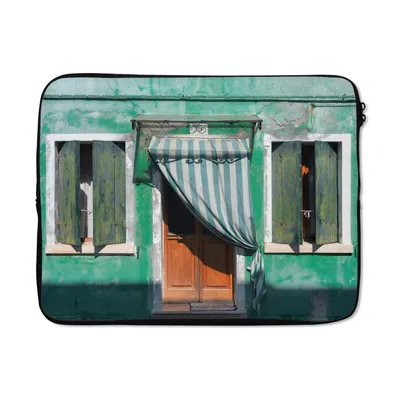 Produktbild von MuchoWow® Laptop Hülle 17 Zoll Laptoptasche Architektur - Grün - Tür - Haus - Fensterläden - Zipper - Schutzabdeckung