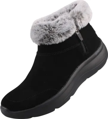 Das Bild zeigt einen schwarzen Stiefel der seitlich abgebildet ist. Die Oberfläche des Stiefels weist eine matte Textur auf und hat ein schlichtes Design.