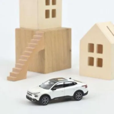 Productafbeelding van NOREV 1:43 Citroën ë-C4 X 2023 - Perlmuttwit