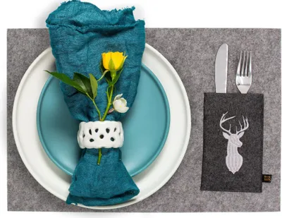 Produktbild von Platzmatten mit Bestecktasche und Hirsch Einstickung, 4er Set, graumeliert