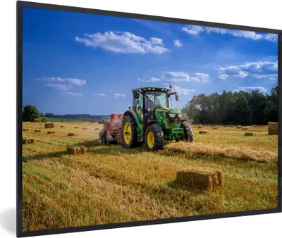 Produktbild von MuchoWow® Gerahmtes Poster Traktor - Bauernhof - Heu - Feld - Sonne - Landleben 90x60 cm - Poster mit Schwarzem Bilderrahmen Wandposter Rahmen Foto Bilder - Fotorahmen - Foto-Plakat