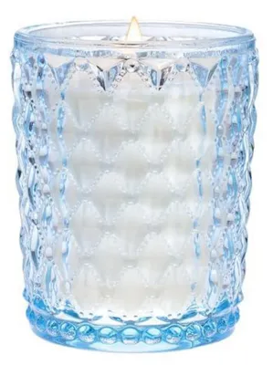 Productafbeelding van Geurkaars "Grote Peer & Freesia" met houten lont, 500g, sojawas, brandduur van 100 uur in de verpakking