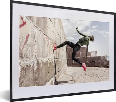 Produktbild von MuchoWow® MuchoWow® Gerahmtes Poster Ein junger Mann beim Parkour 40x30 cm - Poster mit zchwarzem Bilderrahmen - Bilderrahmen - Poster im Rahmen