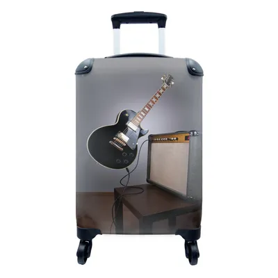 Produktbild von MuchoWow® Koffer Handgepäck Trolley Rollkoffer Kleine Reisekoffer mit 4 Rollen - Eine schwebende E-Gitarre - Cabin Size < 55x40x23 cm & 55x40x20 cm - Fotokoffer - Kabinenkoffer - Boardgepäck - Reise-Box - Reisekoffer - Reisegepäck - Koffer mit Bild - Trolley für Kinder