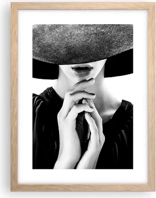 Produktbild von Gerahmtes Poster - Rahmen in heller Eiche - Frau Hände Hut - 30x40 cm - Wand Bild - Wanddeko - Wandbilder - Kunstposter - Wandposter - Bilderrahmen - Bilder - Kunstdruck - P2NPA30x40-5128