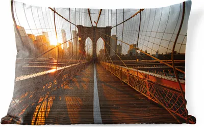 Produktbild von MuchoWow® Outdoor Kissen - Brooklyn Bridge in New York bei Sonnenuntergang - 50x30 cm - Wetterfest - Lounge Kissen - Sofa kissen - Wohnzimmer Dekoration