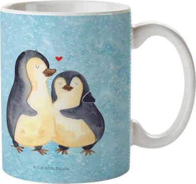 Produktbild von Mr. & Mrs. Panda Plastikbecher Pinguin umarmen - Eisblau - Geschenk, Liebe, Hochzeitstag, Trinklernbecher, Umarmung Verliebt, Verknallt, Kinderbecher, Pott, Kindertasse