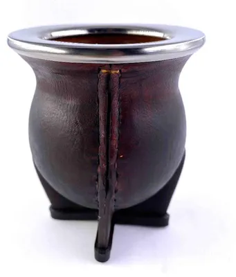 Imagen del producto de YVY Maté – Mate y recipiente de calabaza "Camionero" de cerámica, 200 ml – aro de acero inoxidable, cuero color ocre – hecho a mano en Uruguay