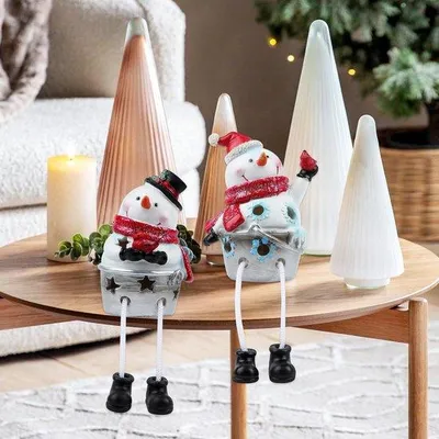 Produktbild von Unyqoos® Set aus 2 Weihnachts-Schneemännern aus Harz – dekorative Innen-Deko für Tisch, Kamin & Büro, detailreiche Winter- und Weihnachtsdekoration mit rotem Schal