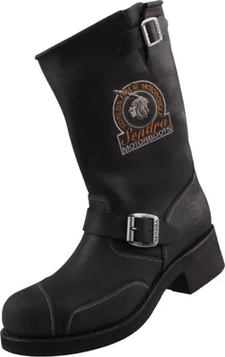 Auf dem Bild ist ein schwarzer Stiefel zu sehen der von der Seite betrachtet wird. Der Stiefel hat ein elegantes Design mit einer glatten Oberfläche und einer leichten Profilsohle.