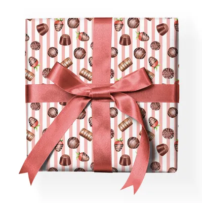 Produktbild von Leckeres Pralinen Geschenkpapier mit Konfekt auf Streifen, rosa - G23081, 32 x 48cm