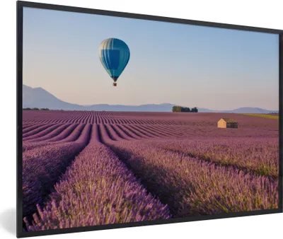Produktbild von MuchoWow® Gerahmtes Poster Heißluftballon - Blumen - Berg - Lavendel 90x60 cm - Poster mit Schwarzem Bilderrahmen Wandposter Rahmen Foto Bilder - Fotorahmen - Foto-Plakat
