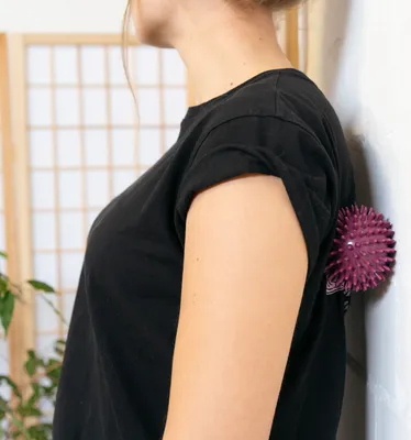 Produktbild von Navaris 2x Igelball mit Noppen - 2er Set Igel Ball Massageball - Massage für Hand Fuß Rücken Balance - Fitness Noppenball Ø 8cm medium und hart