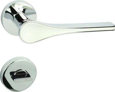 Produktbild von DOMINO Türgriff Drückergarnitur WC -Badezimmer Set | Rund-Rosette | Türklinke für Bürotür, Kellertür & Innentür | Türbeschläge aus Znal | Chrom/Weiß Türdrückergarnitur | POLARIS-R M6/WEIß