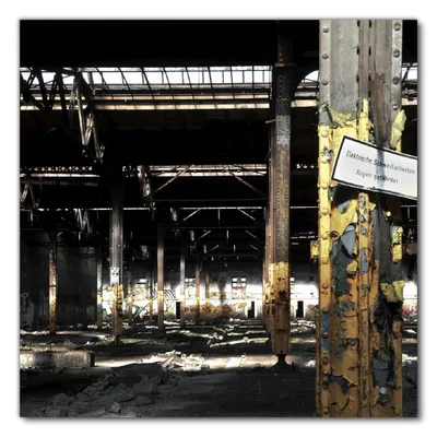 Produktbild von Wallario selbstklebende Möbelfolie/ Tischdecke für Innen und Außen, Größe: 80 x 80 cm - Verlassene alte Fabrik-Halle mit leuchtenden Sonnenstrahlen