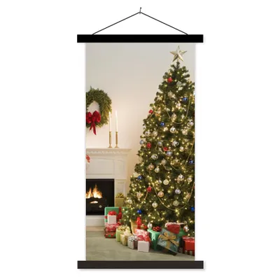 Produktbild von MuchoWow® Textilposter Ein Weihnachtsbaum mit Geschenken neben einem Kamin 90x180 cm mit schwarzem Rahmen - Dekoration Wohnzimmer