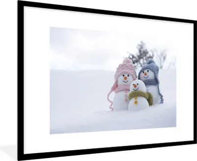Produktbild von MuchoWow® Gerahmtes Poster Eine Familie von Weihnachtspuppen in einer verschneiten Landschaft 90x60 cm - Poster mit Schwarzem Bilderrahmen Wandposter Rahmen Foto Bilder - Wanddekoration - Fotos