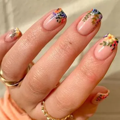 Image de Ongles artificiels French Tip, 24 pièces, forme carrée, couleur nude rose avec motifs floraux, en acrylique, à coller