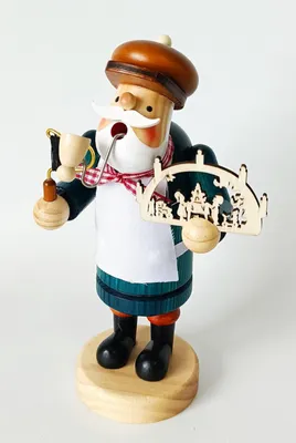 Räuchermännchen Schwibbogenbauer der eine Pfeife raucht und hölzernen Schwibbogen in der Hand hält.