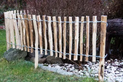 Produktbild von SEVICO 5m Staketenzaun 50cm x 5m mit Lattenabstand 7-8cm mit Pflock Zaunlatte Gartenzaun aus Haselnuss Natur STAHLKRAMPEN GRATIS V38 7-8