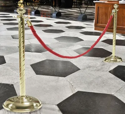 Produktbild von Casa Padrino Luxus VIP Absperrung Gold / Rot Ø 30 x H. 95 cm - Edle Messing Absperrungsständer mit Seil - Hotel Accessoires - Restaurant Accessoires - Luxus Qualität - Italy