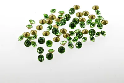 Produktbild von Vintageparts Chatons Strasssteine Glas grün 3 mm, 30 Stück